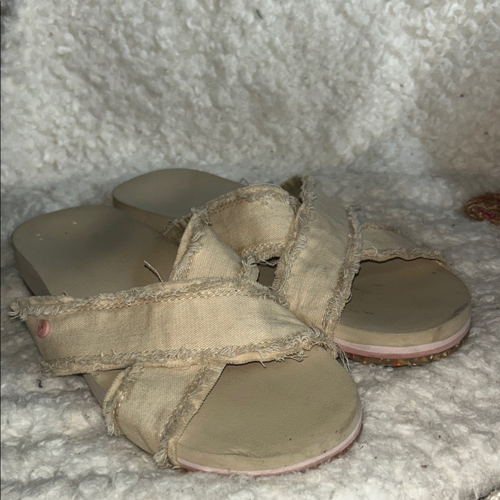Vionic Cream Cross-Strap Sandals